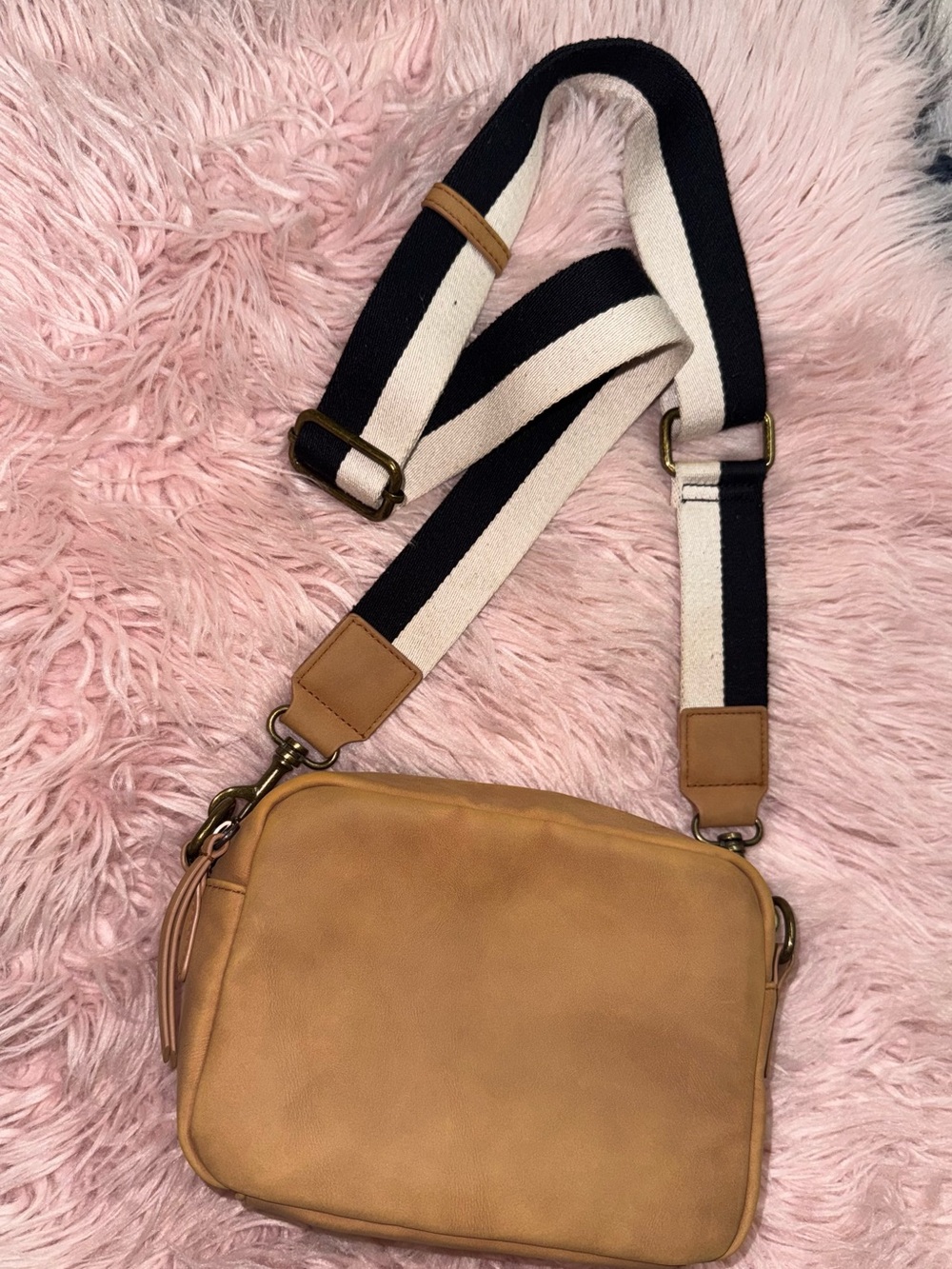 Universal Thread Mustard Tan Crossbody Bag with Interior Zip Pocket - Picture 2 of 6